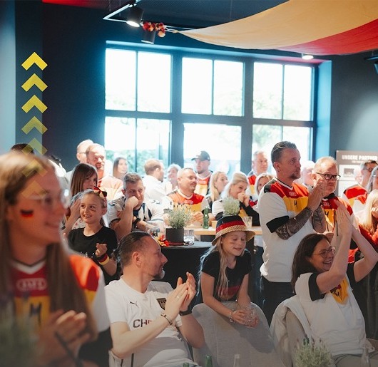 Gäste beim WM-Network-Viewing im Marktkontor Showroom